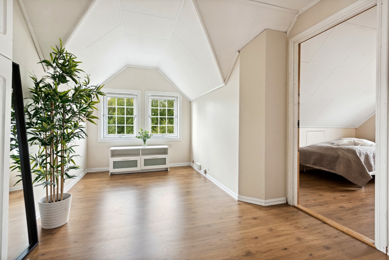 Oppe i 2. etasje er det en loftstue med plass til sofa, bord og TV-møblement. Galleribilde