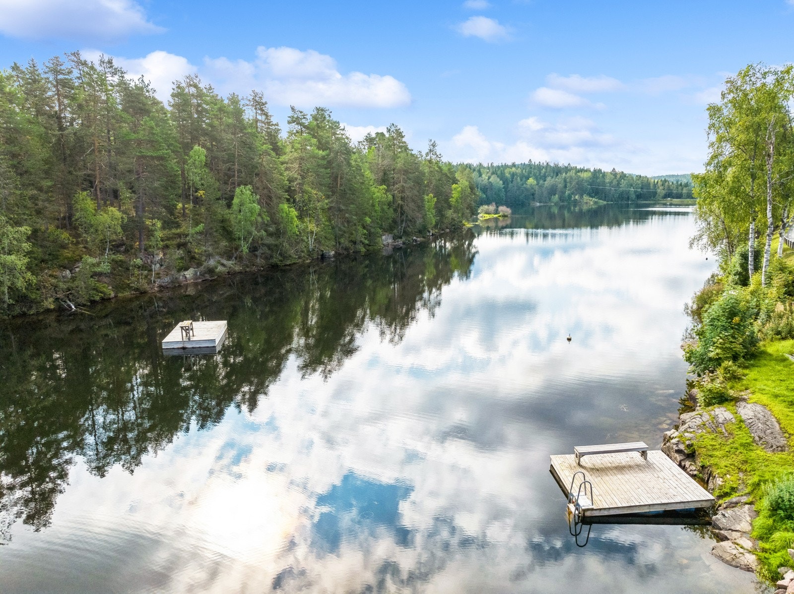 Det er flere flytebrygger og sandstrand i nærområdet, så her går du ut av døra med håndkle under armen. Galleribilde