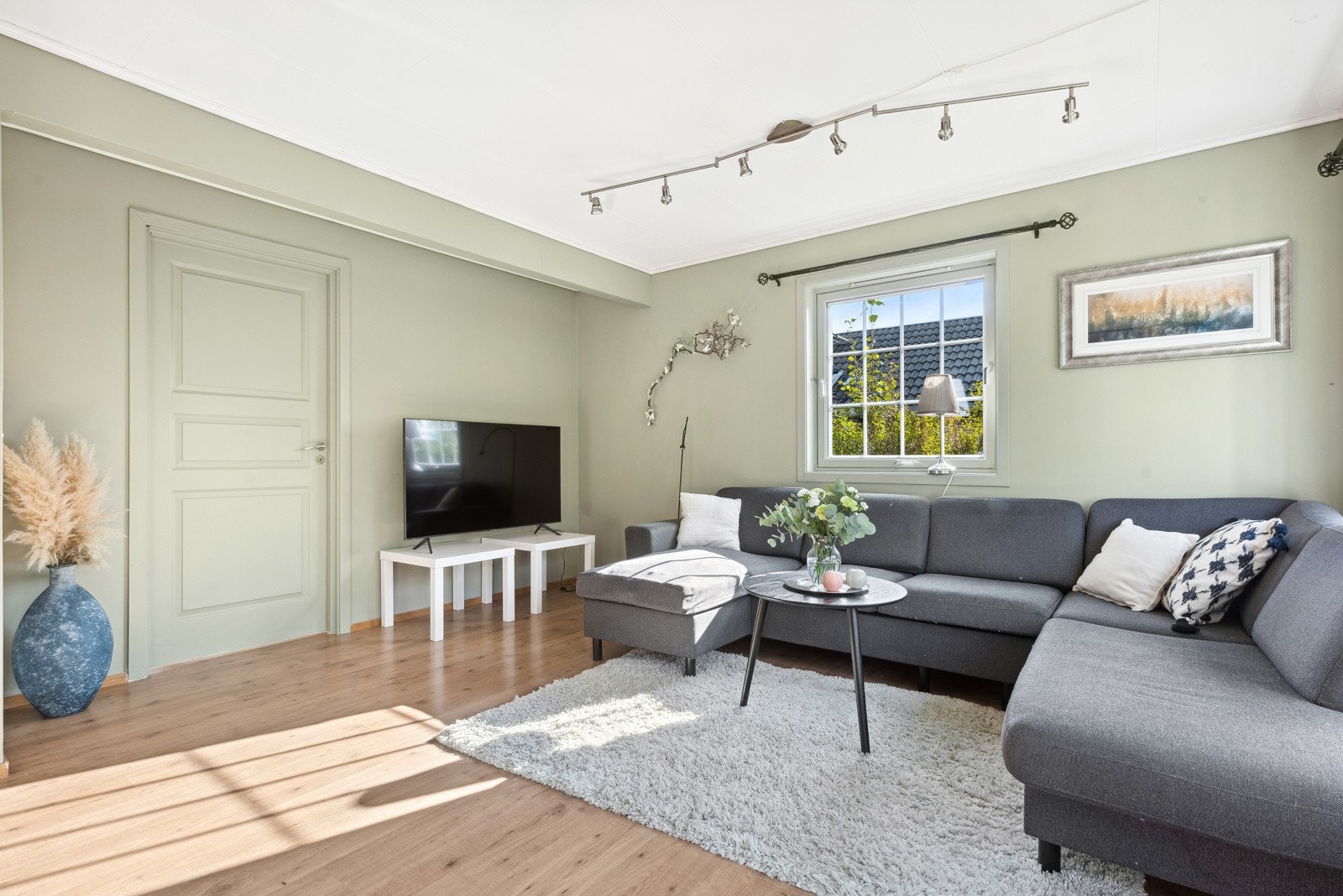 Det er satt opp en lettvegg i stuen for å lage et ekstra soverom. Dette kan enkelt tilbakeføres til fordel for en større stue/spisestue. Galleribilde