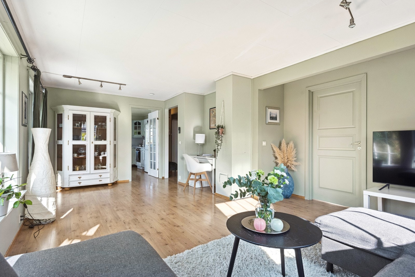 Videre inn i boligen kommer du til stuen. Galleribilde