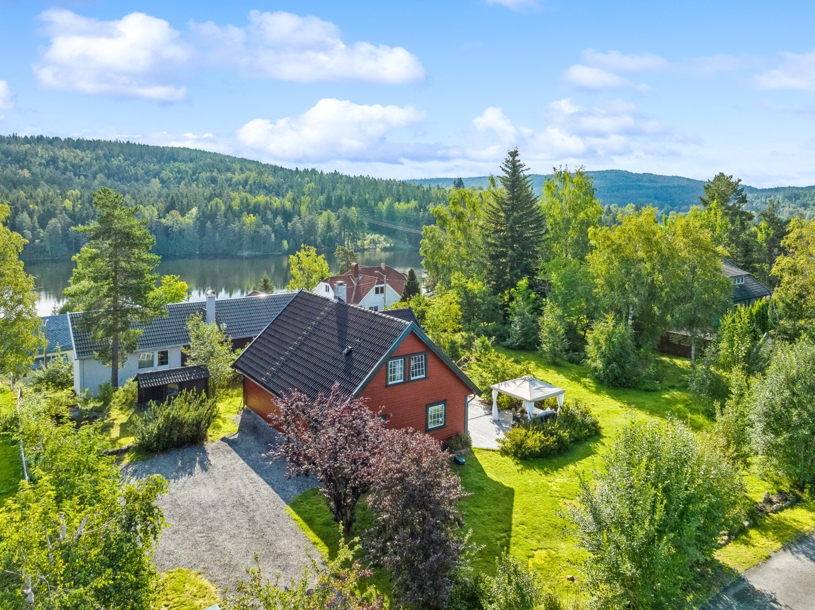 Eiendommen er pent opparbeidet med gruslagt gårdsplass, stor hage og terrasse. Galleribilde