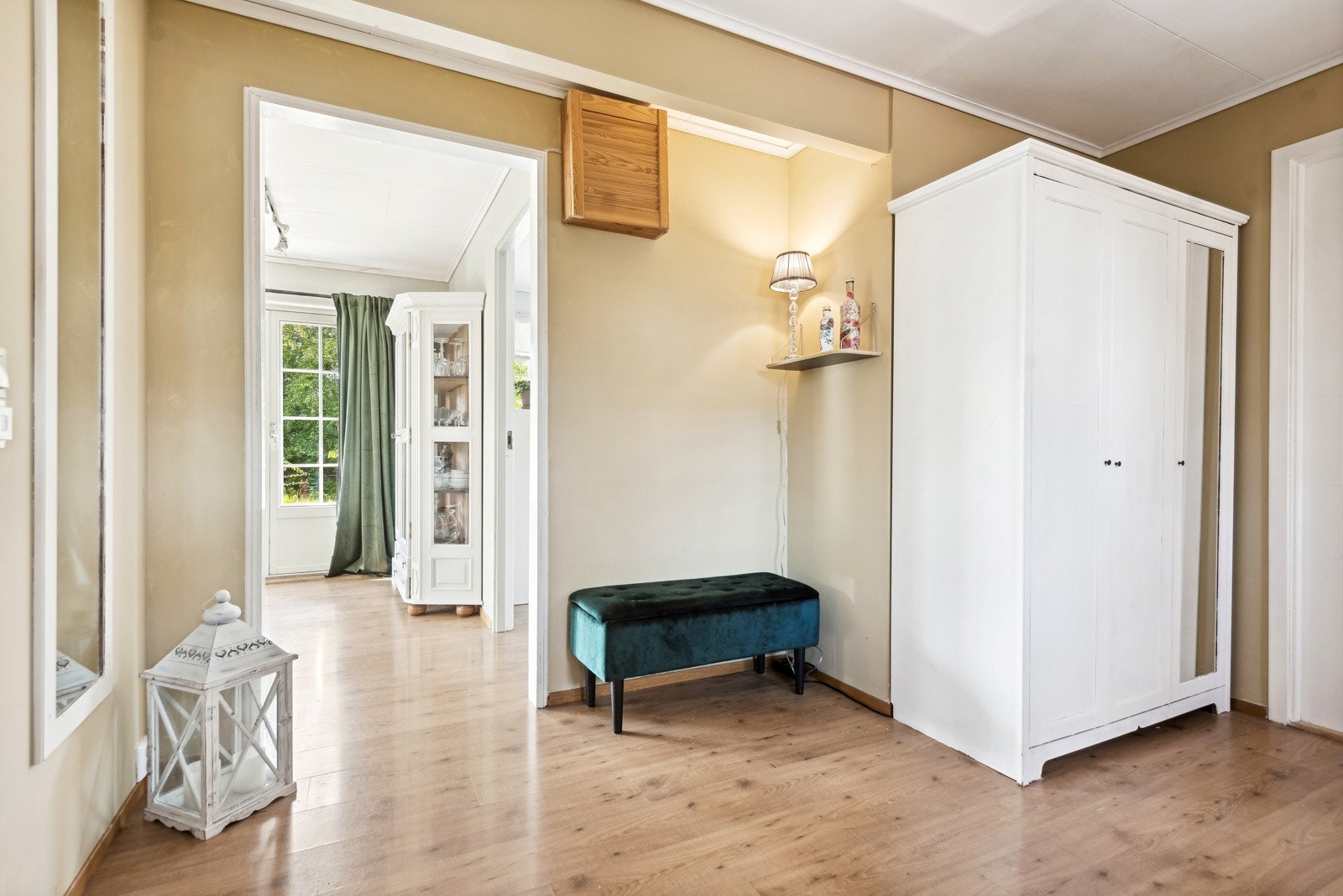 I hallen er det plass til garderobe og langs veggene er det plass til speil, knagger og bilder, alt etter behov. Galleribilde