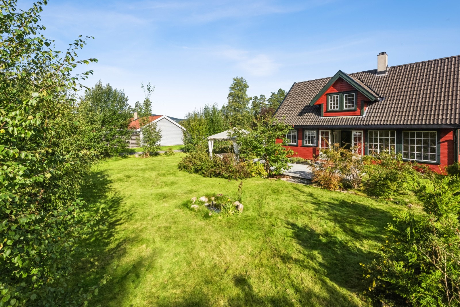 Hagen er stor med god plass til trampoline og huskestativ. Galleribilde