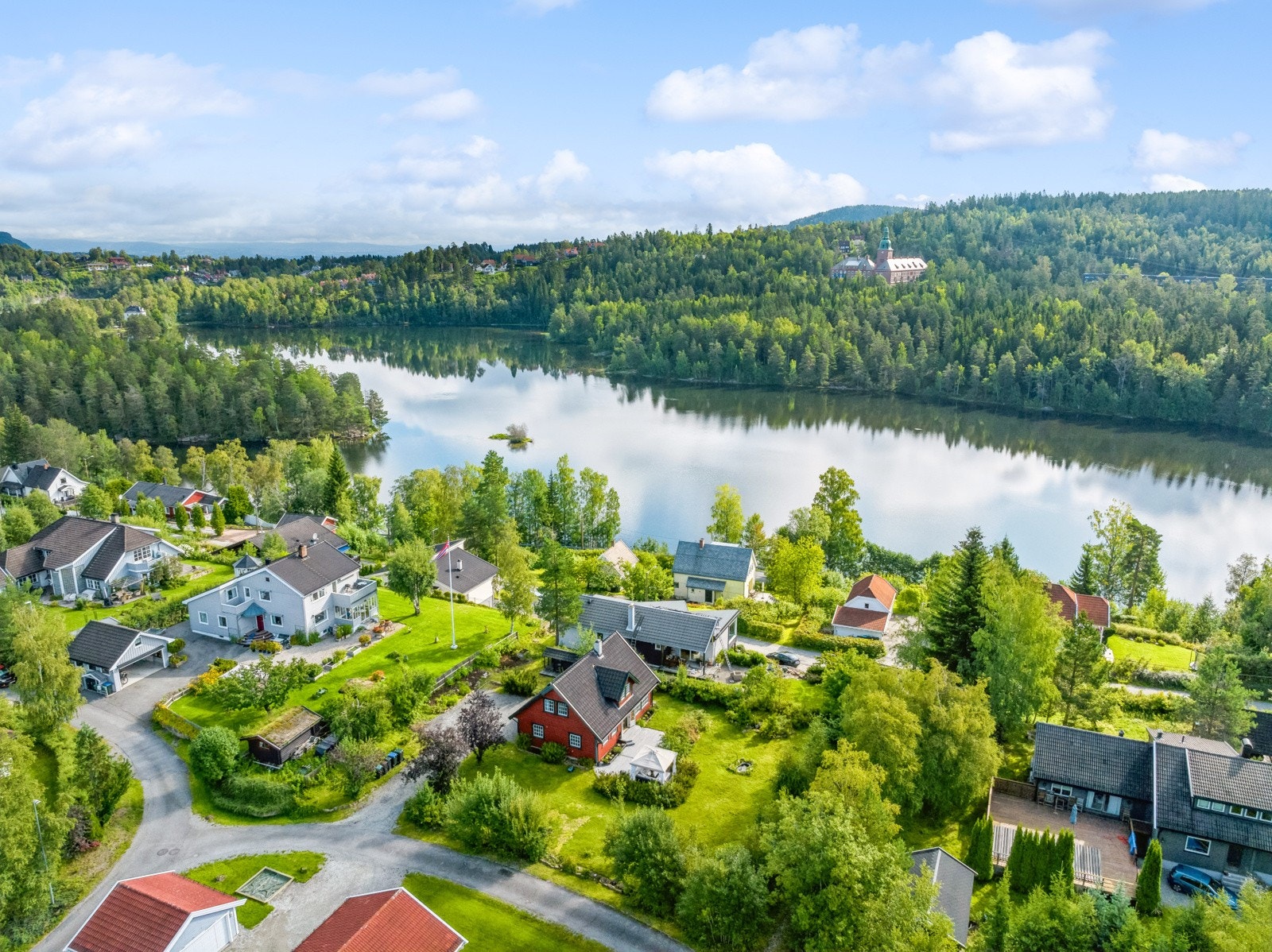 Boligen ligger i naturskjønne omgivelser med kort vei til idylliske badevann og flotte turmuligheter året rundt. Galleribilde
