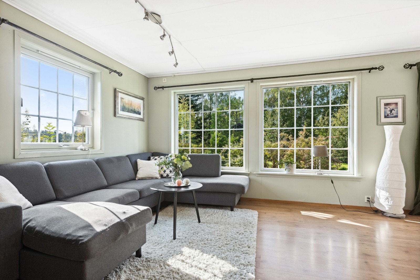 Boligen ligger skjermet til med grønt og fint utsyn. Galleribilde