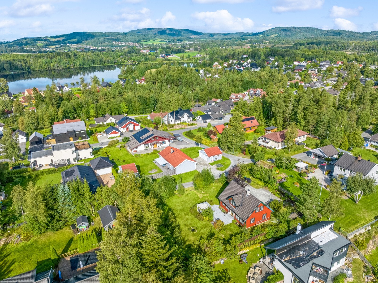 Engelsrud er et meget barnevennlig område med gode oppvekstvilkår. Her bor familien i trygge omgivelser i en rolig blindvei. Galleribilde