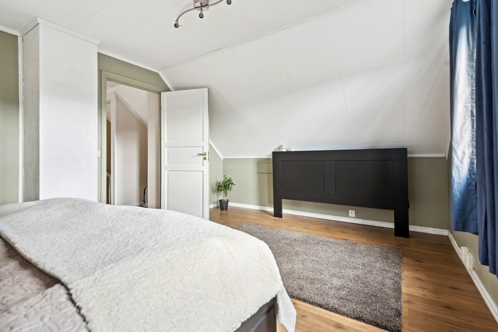 Her er det god plass til dobbeltseng, nattbord og klesoppbevaring. Det er også lagringsplass i kneveggene. Galleribilde