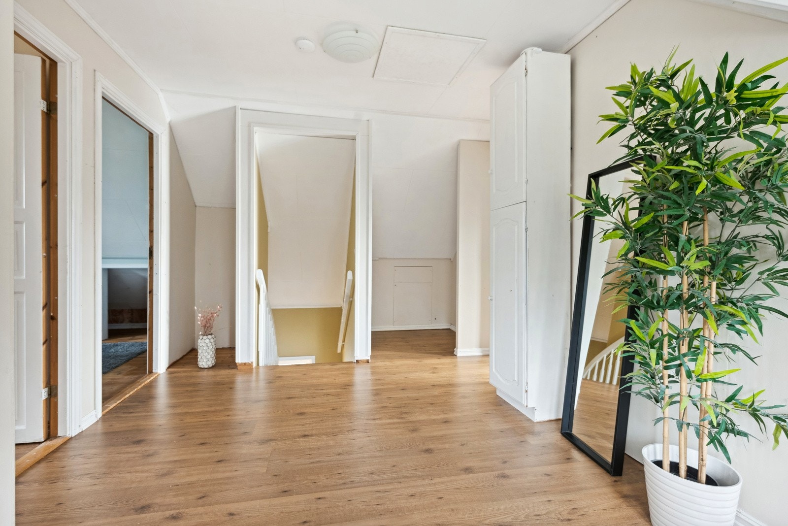 Det er tilgang til loft og lagringsplass i kneveggene. Galleribilde