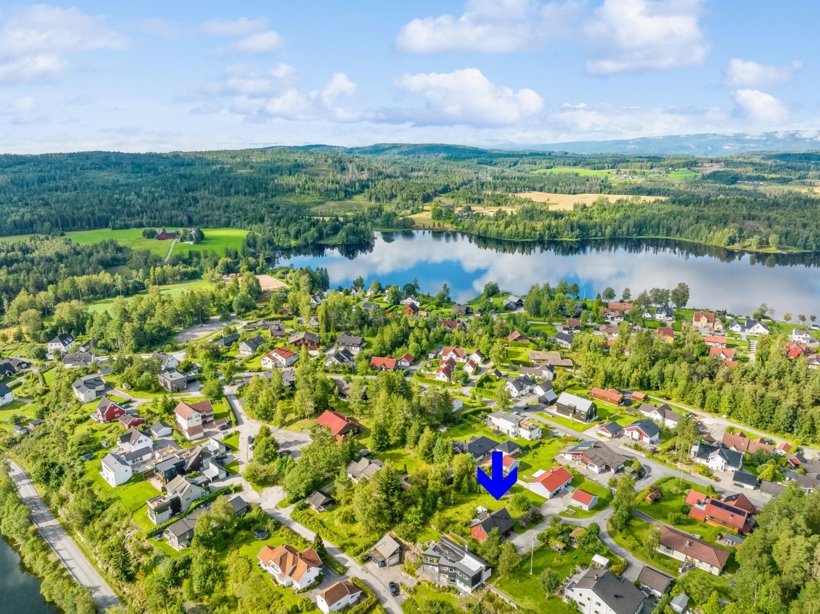 Engelsrud ligger tilbaketrukket og landlig til, samtidig er det kort vei til Asker sentrum, Liertoppen kjøpesenter og Heggedal sentrum. Galleribilde