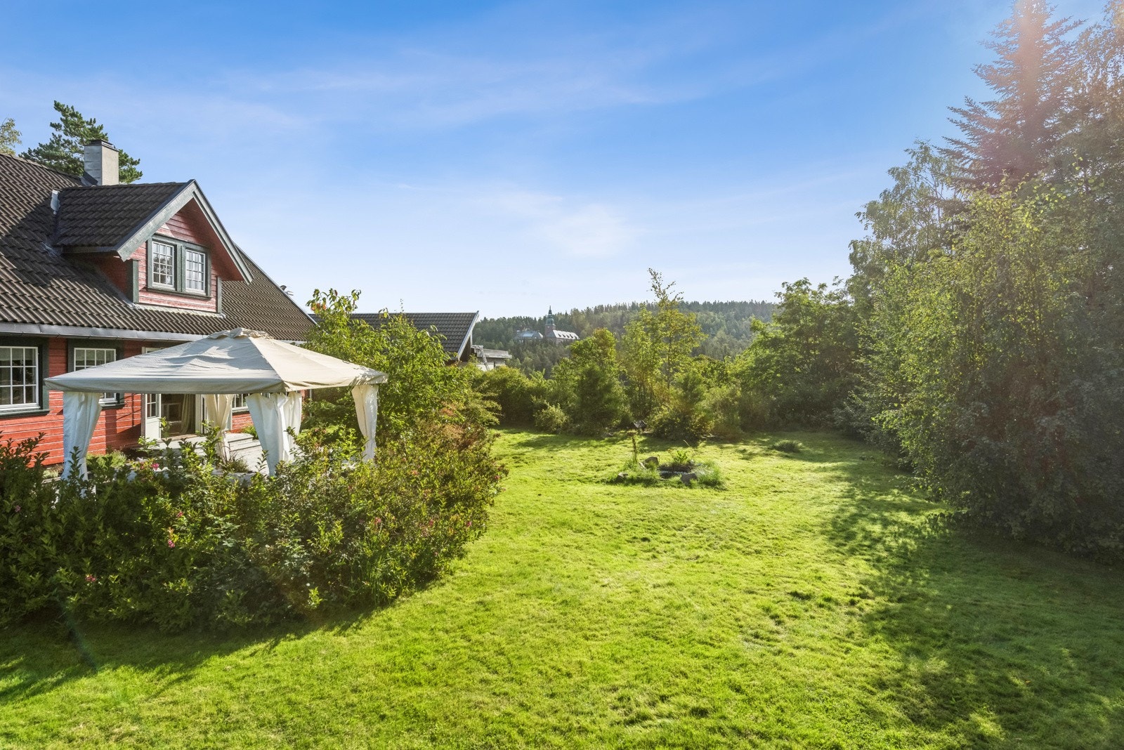 Tomten har optimale solforhold. Galleribilde