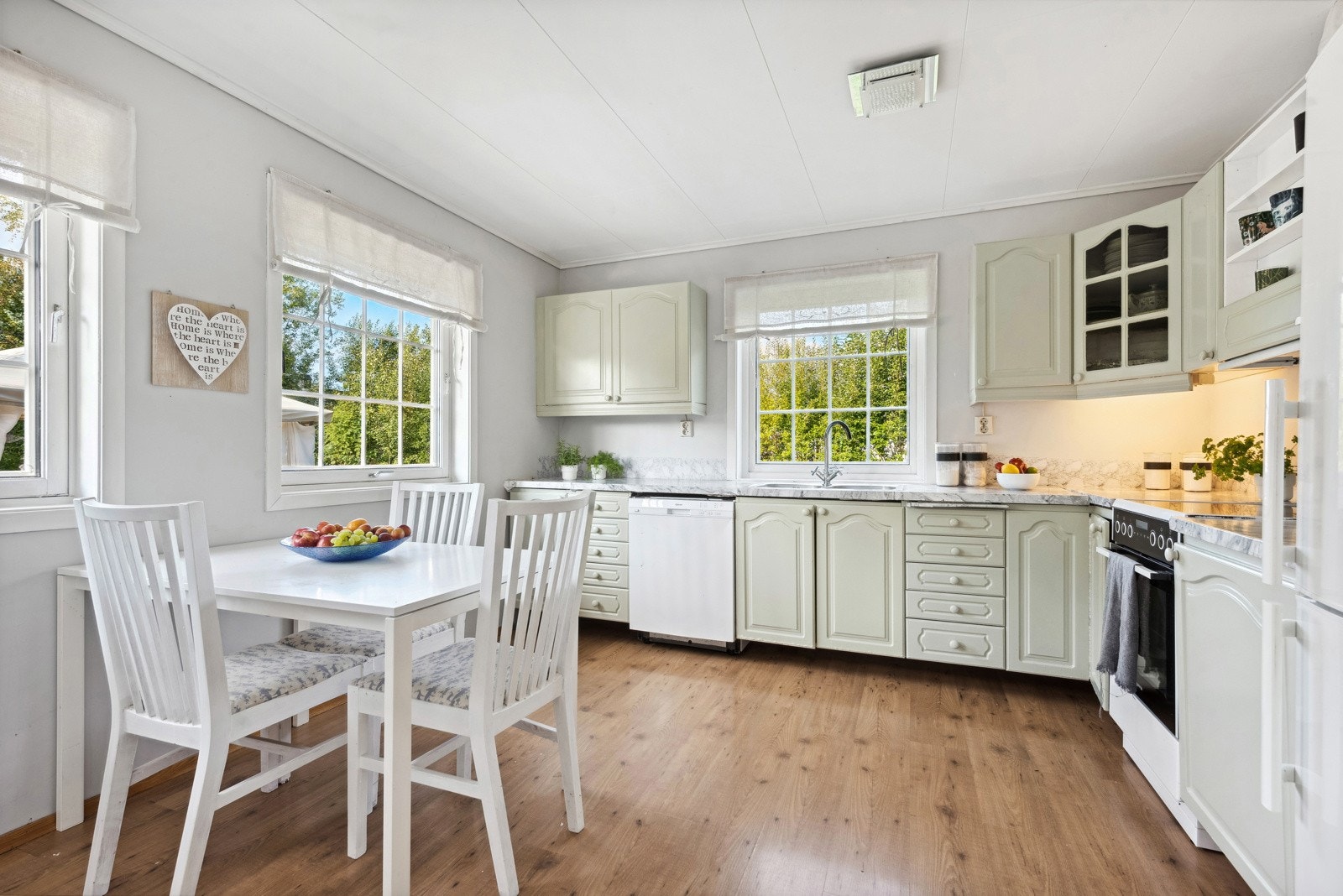 Kjøkkenet ligger i et eget rom innenfor stuen. Galleribilde