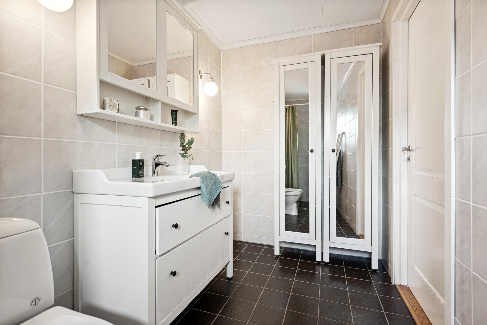 Bad. I tillegg til badet er det et vaskerom med opplegg for vaskemaskin og tørketrommel. Galleribilde