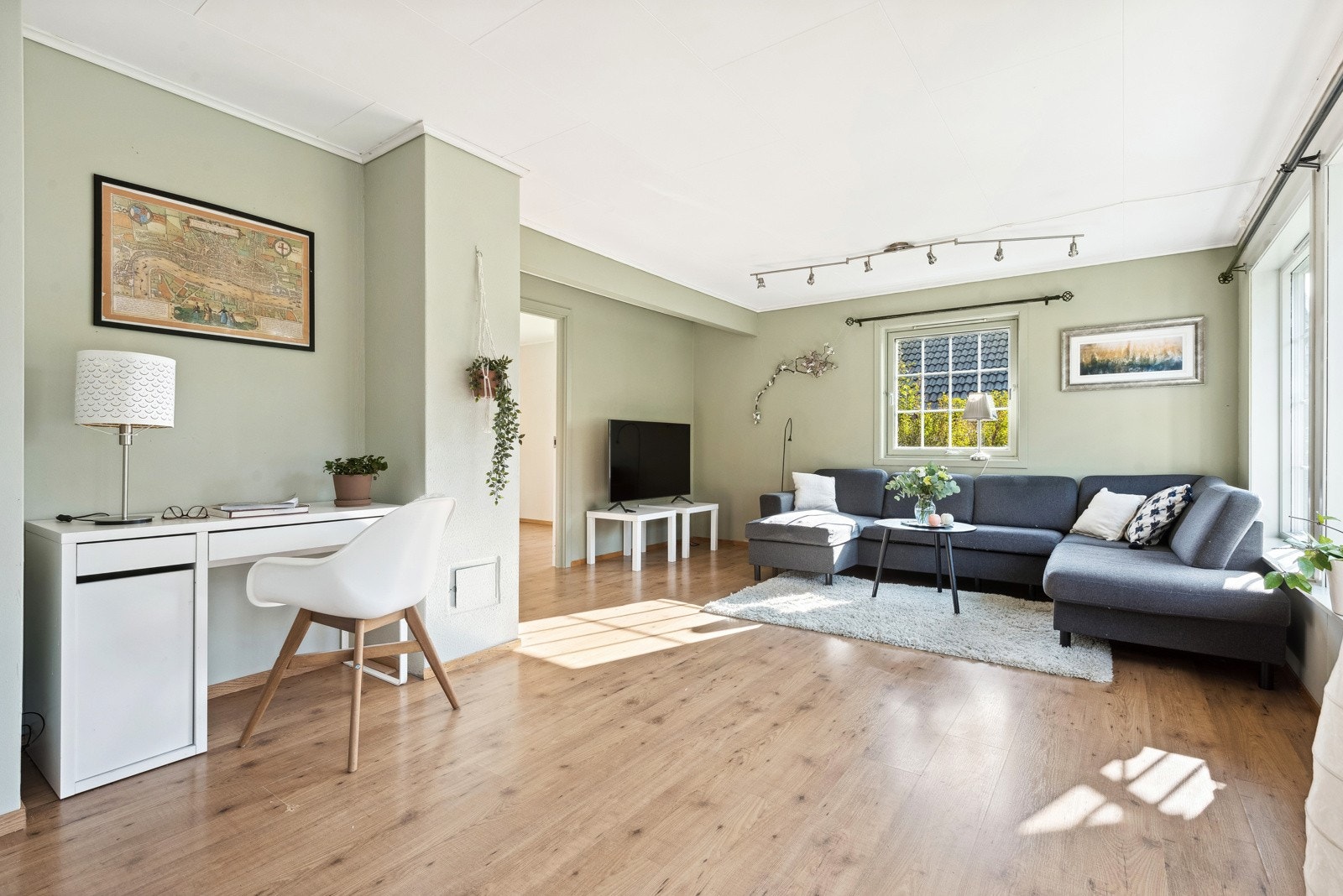 Stuen er av fin størrelse med plass til sofakrok, bord og tv-møblement. Galleribilde