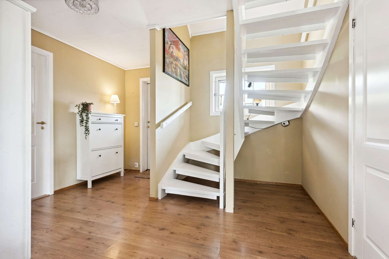 I hele 1. etasje er det laminatgulv fra 2010 og nymalt trapp. Galleribilde