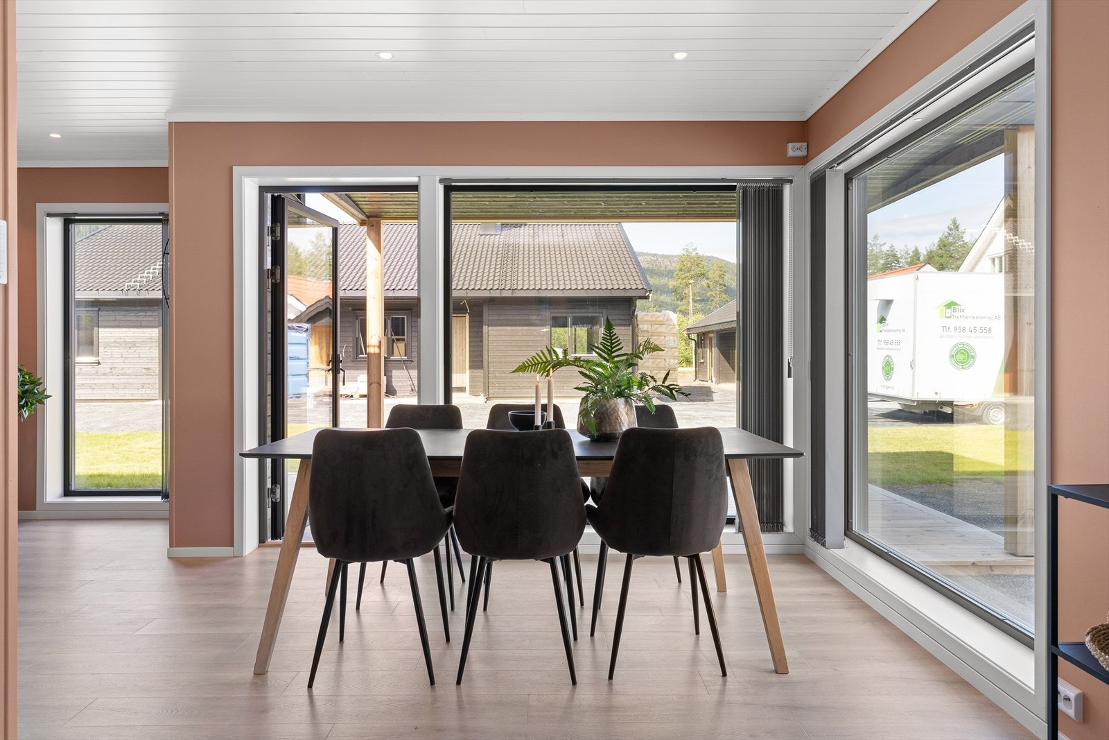 I spisestuedelen er det vinduer som strekker seg fra gulvet og opp. Det er også utgang til overbygget terrasse. Galleribilde