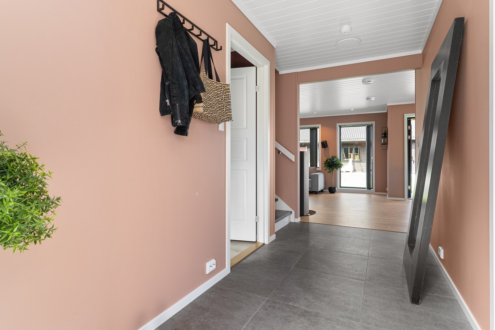 Innvendig i boligen kommer man inn i en romslig gang med plass til å sette inn en garderobeløsning. Galleribilde
