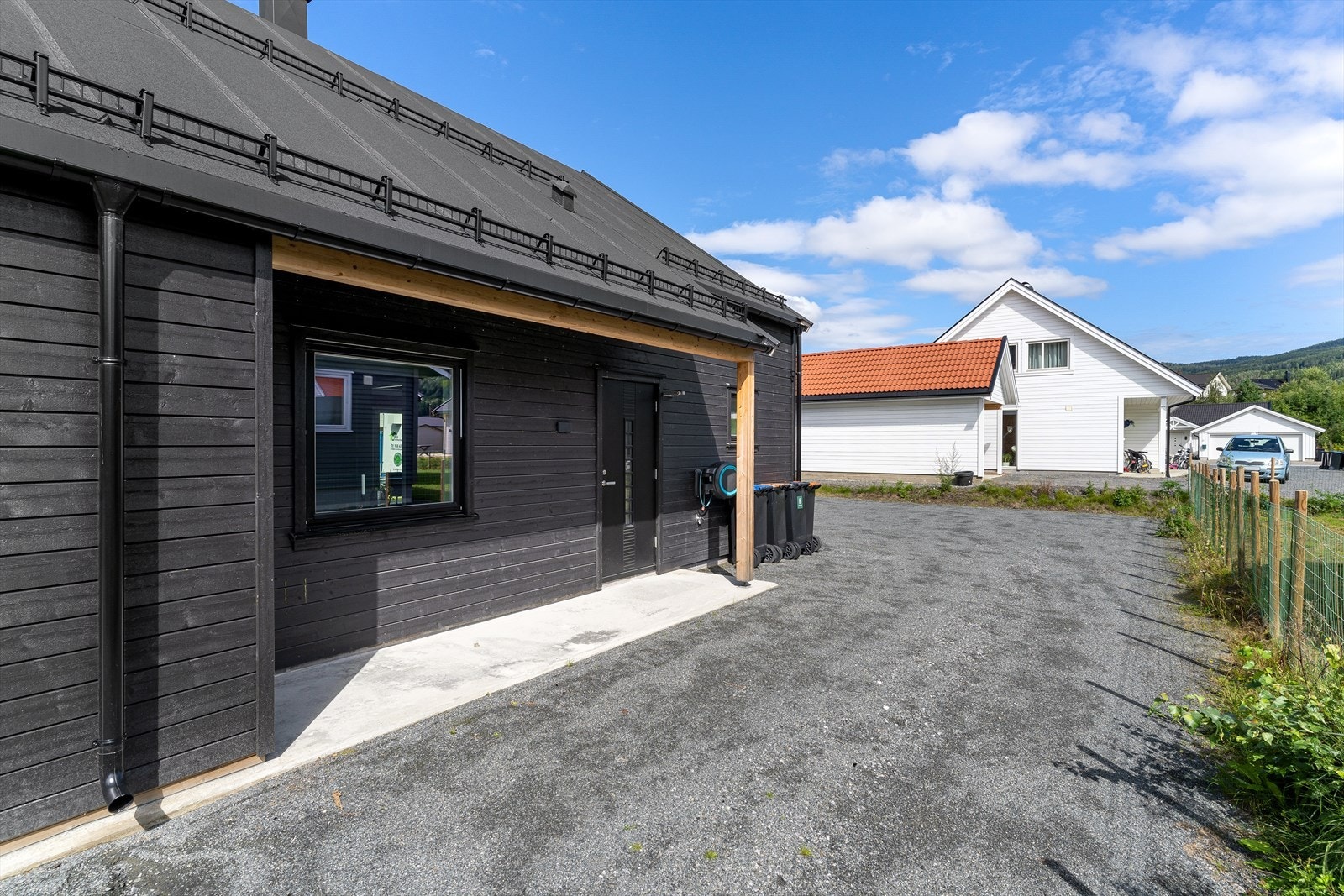 Inngangspartiet er overbygget med plass til et kafésett under tak. Galleribilde