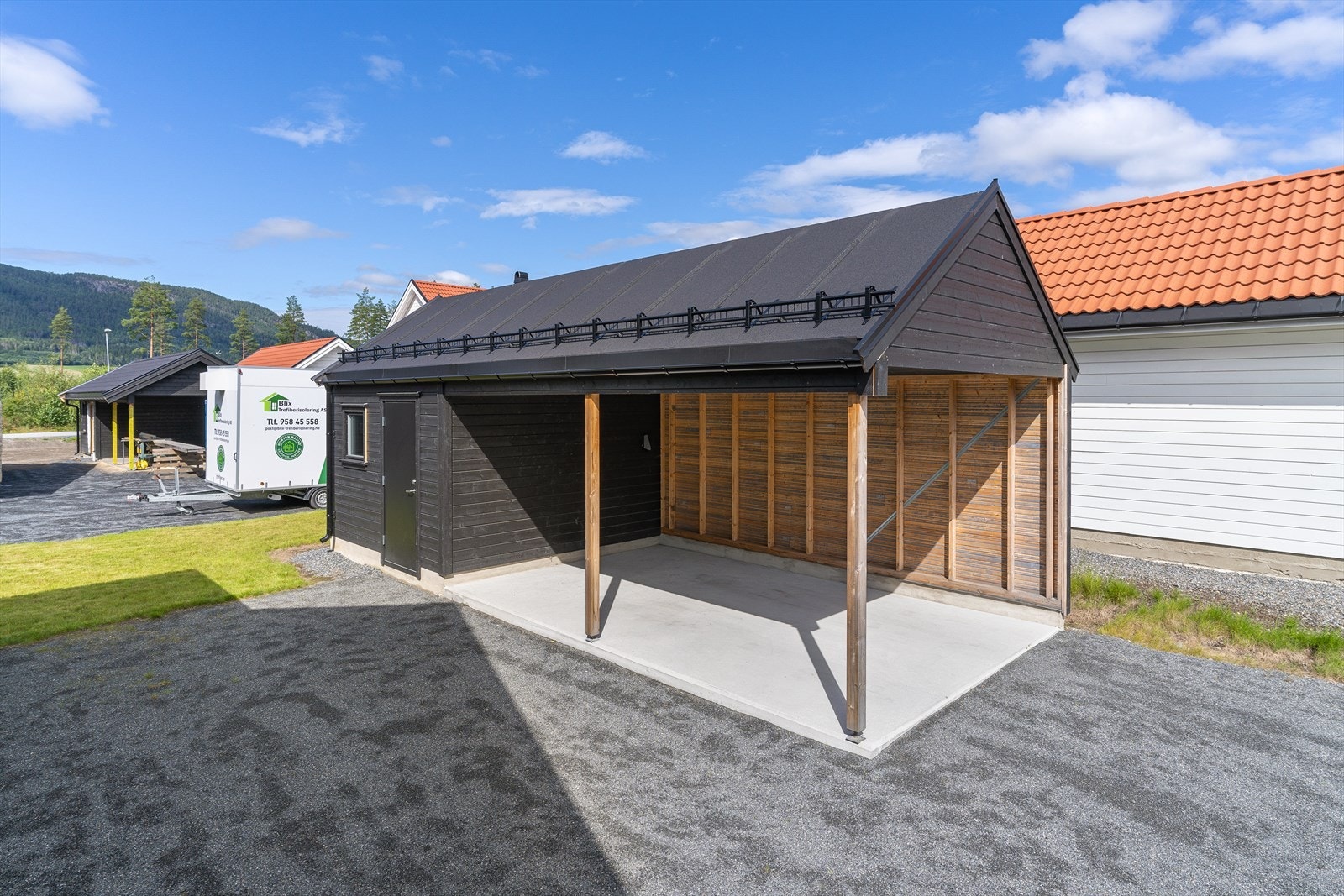 Carport med stor bod på ca. 11 kvm i bakkant. Det er installert elbil-lader. Galleribilde
