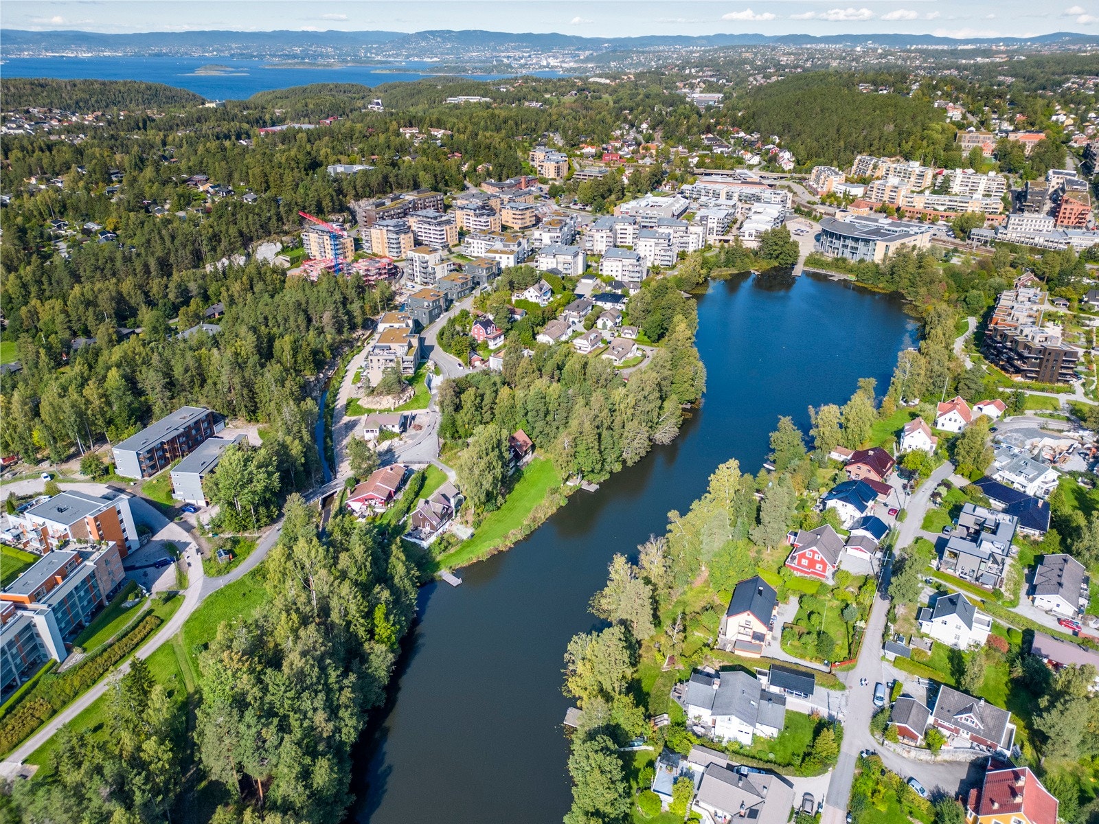 Eiendommen ligger i et meget sentralt og attraktivt boligområde på Kolbotn i Nordre Follo kommune. Beliggenheten tilbaketrukket fra sentrum med kort vei til flotte turområdet rundt Kolbotvannet og Kantoråsen. Galleribilde