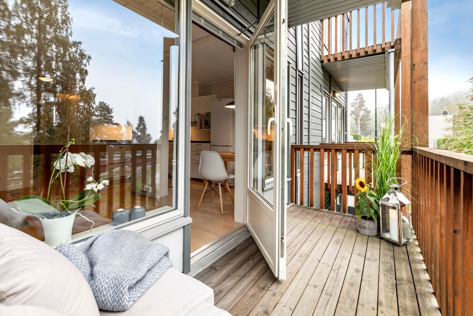 Fra stuen er det utgang til en vestvendt balkong med gode solforhold og grønt utsyn til fine fellesarealer og et idyllisk skogholt. Galleribilde