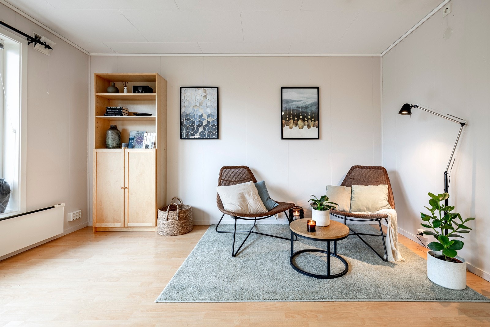 Stuen er lys og luftig med gode vindusflater mot vest og utgang til en deilig balkong. Rommet har laminatgulv, lysmalte vegger og hvit himling. Arealet gir god plass til sofa, tv-løsning og spiseplass. Galleribilde