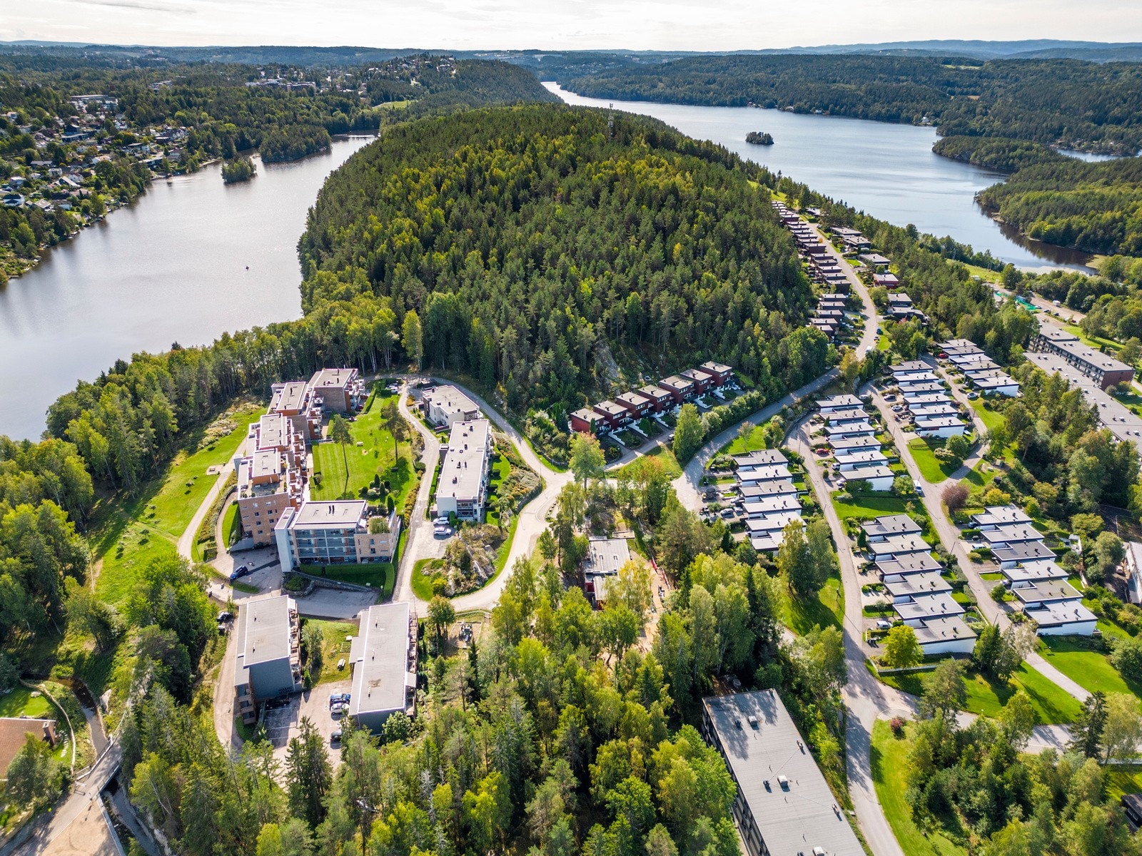Eiendommen ligger i et meget sentralt og attraktivt boligområde på Kolbotn i Nordre Follo kommune. Beliggenheten tilbaketrukket fra sentrum med kort vei til flotte turområdet rundt Kolbotvannet og Kantoråsen. Galleribilde