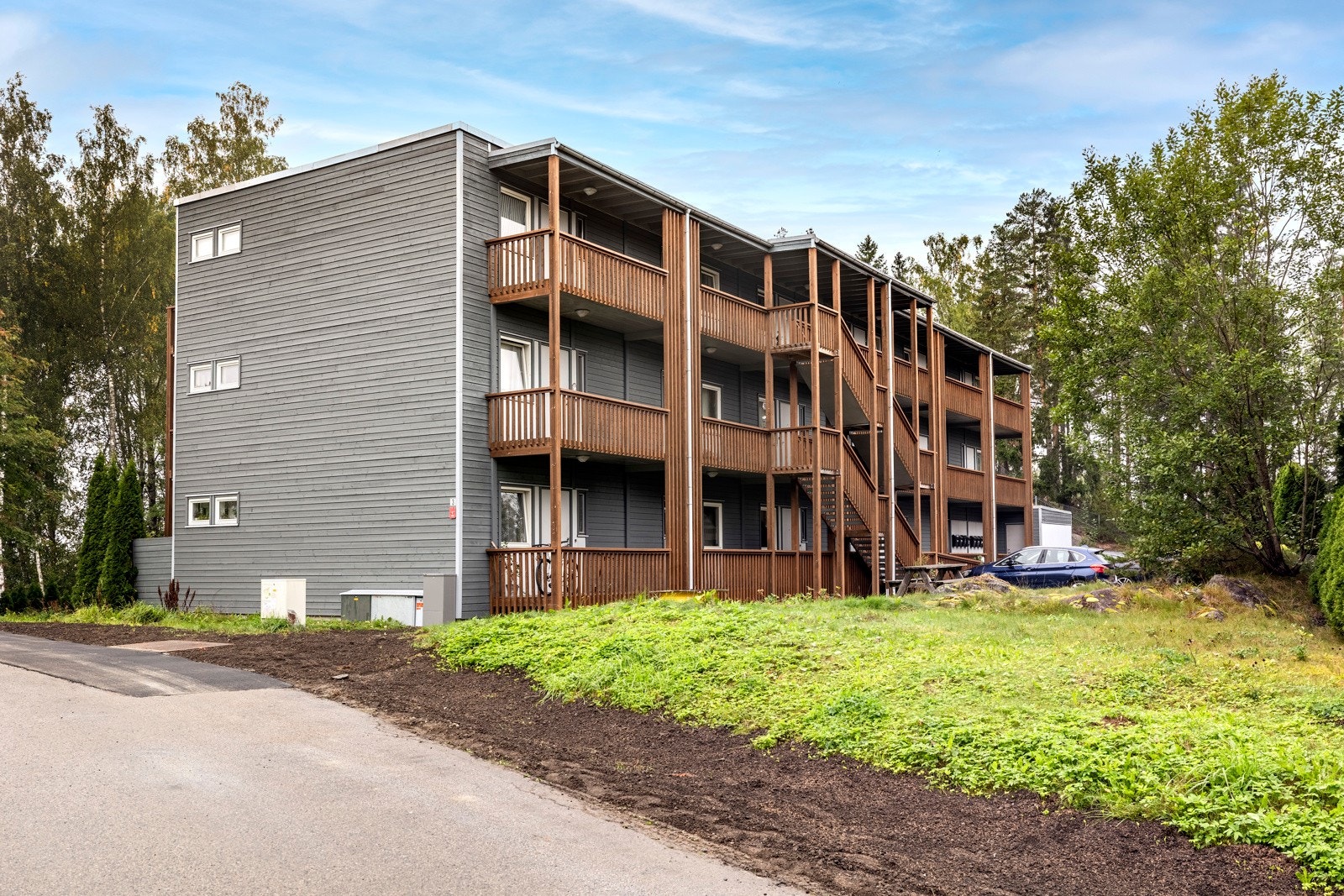 Eiendommen ligger i et meget sentralt og attraktivt boligområde på Kolbotn i Nordre Follo kommune. Beliggenheten tilbaketrukket fra sentrum med kort vei til flotte turområdet rundt Kolbotvannet og Kantoråsen. Galleribilde