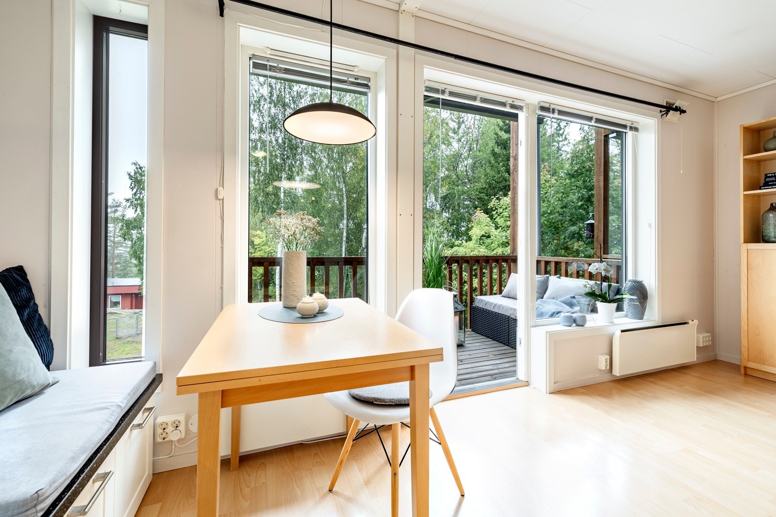 Stuen er lys og luftig med gode vindusflater mot vest og utgang til en deilig balkong. Rommet har laminatgulv, lysmalte vegger og hvit himling. Arealet gir god plass til sofa, tv-løsning og spiseplass. Galleribilde