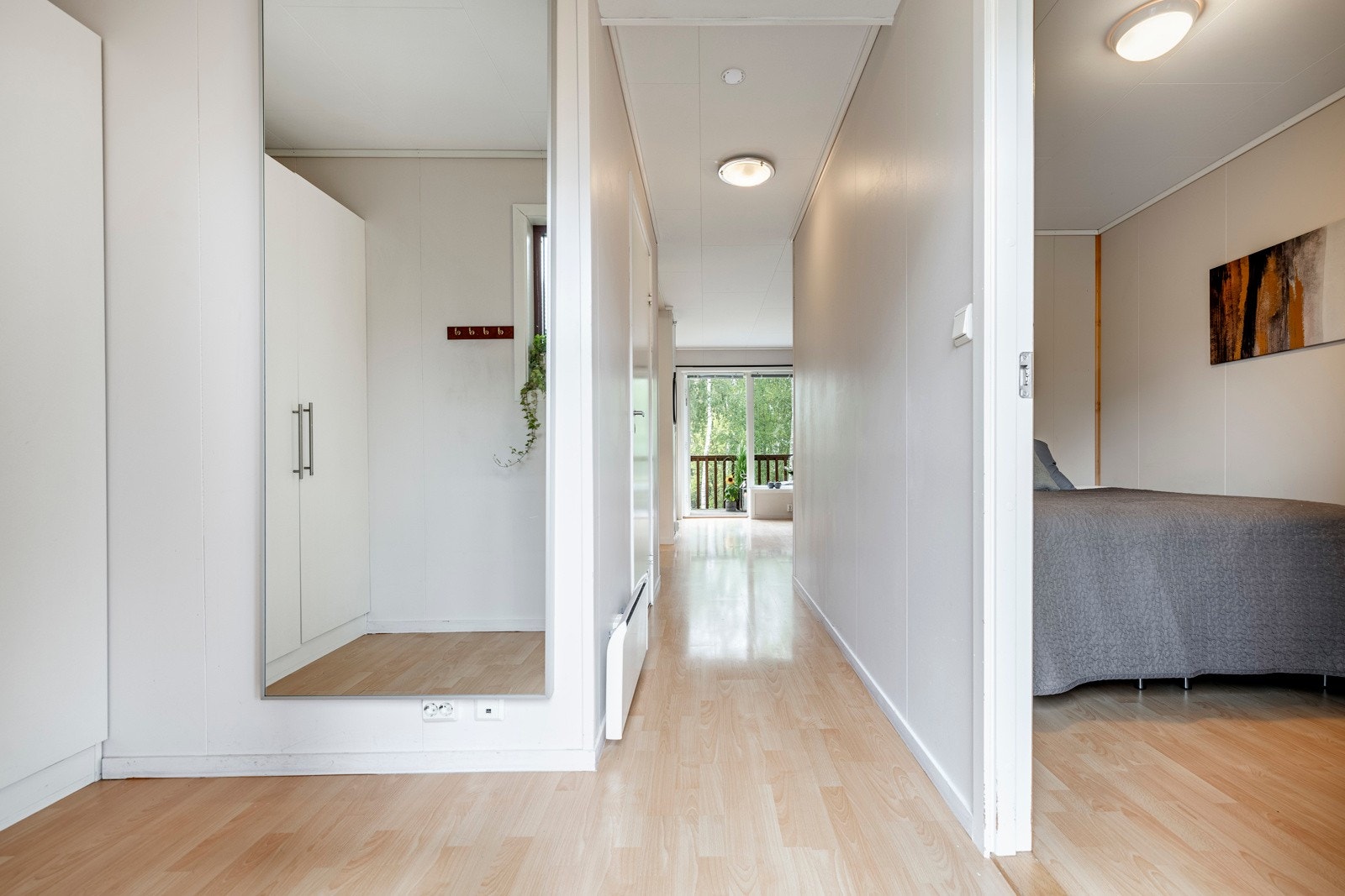 Leiligheten har adkomst via en hyggelig svalgang og inngang til en entré med laminatgulv, vindu og lyse overflater. Entreen er innredet med et tredørs garderobeskap og har plass til enkle entrémøbler. Galleribilde