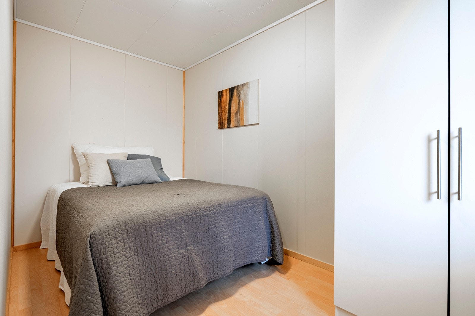Soverommet har østvendt vindu mot svalgangen, laminat på gulv, lysmalte vegger og noen trehvite lister. Rommet er innredet med garderobeskap og har plass til en bred seng. Galleribilde