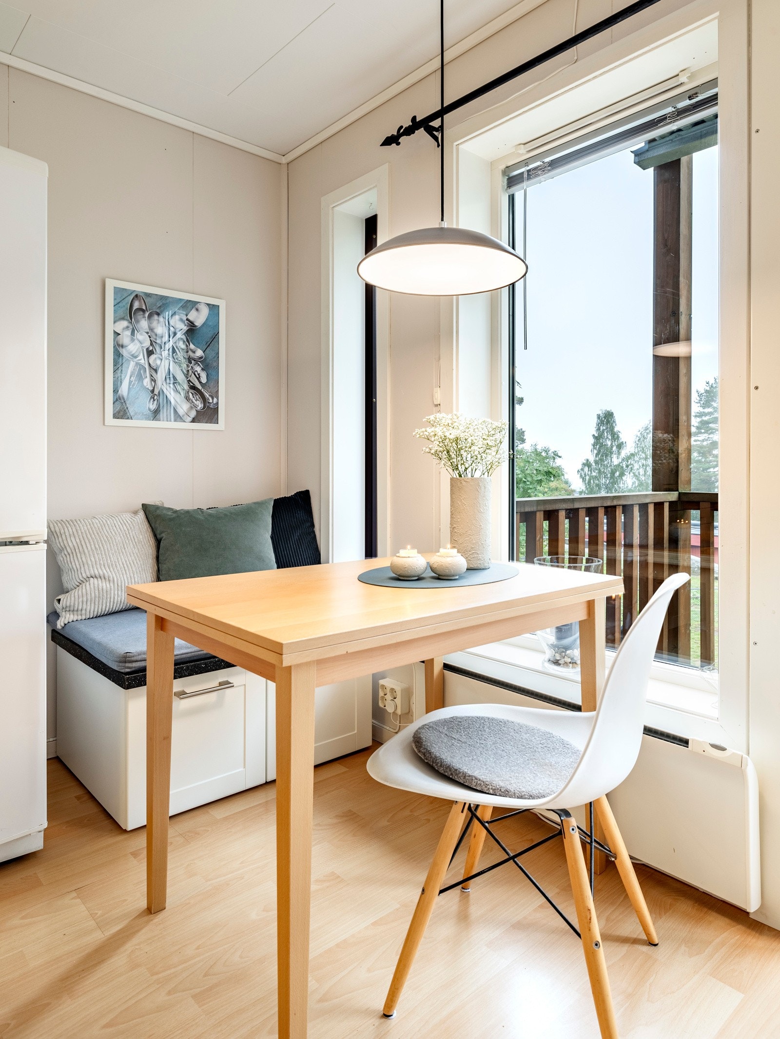 Spiseplass mellom kjøkken og stue med plassbygget sittebenk med skuffer til oppbevaring. Galleribilde