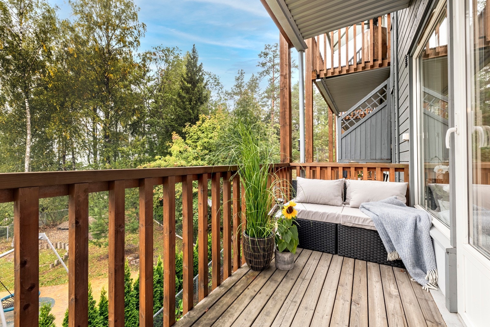 Fra stuen er det utgang til en vestvendt balkong med god plass til utemøbler. Balkongen har dekke av terrassebord, overbygg og rekkverk med trespiler. Galleribilde