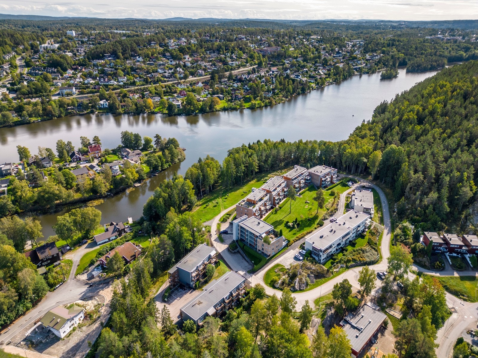 Eiendommen ligger i et meget sentralt og attraktivt boligområde på Kolbotn i Nordre Follo kommune. Beliggenheten tilbaketrukket fra sentrum med kort vei til flotte turområdet rundt Kolbotvannet og Kantoråsen. Galleribilde
