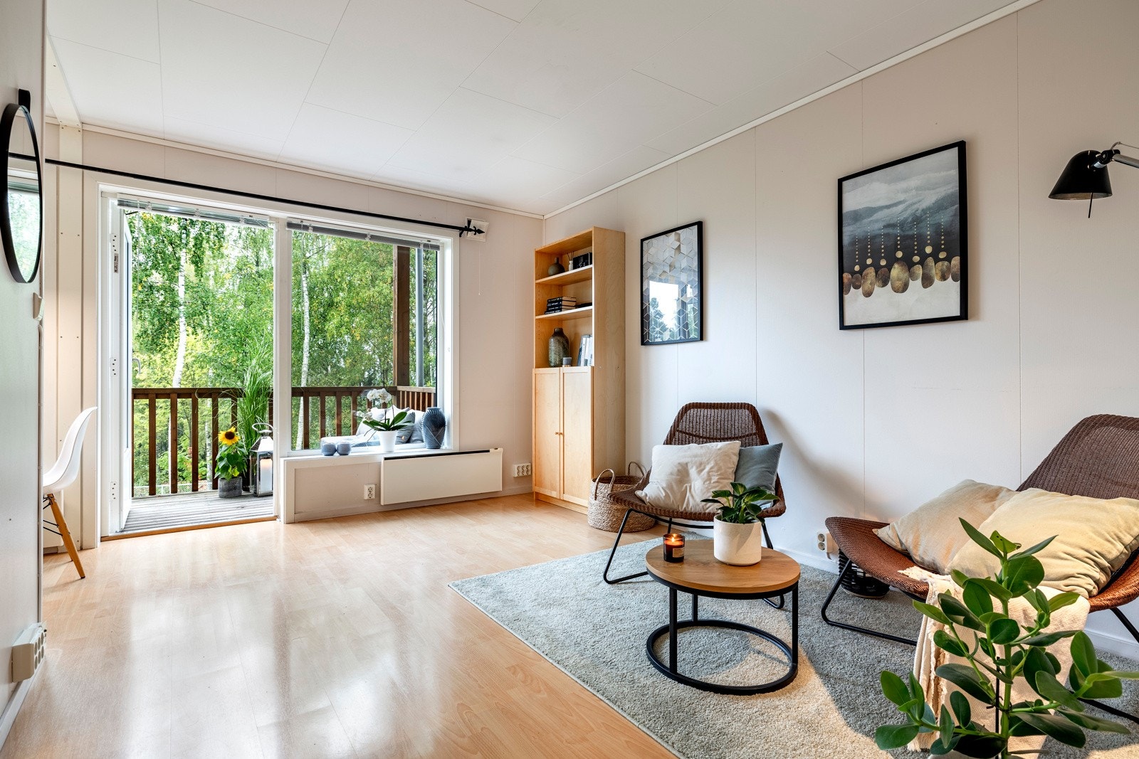 Stuen er lys og luftig med gode vindusflater mot vest og utgang til en deilig balkong. Rommet har laminatgulv, lysmalte vegger og hvit himling. Arealet gir god plass til sofa, tv-løsning og spiseplass. Galleribilde