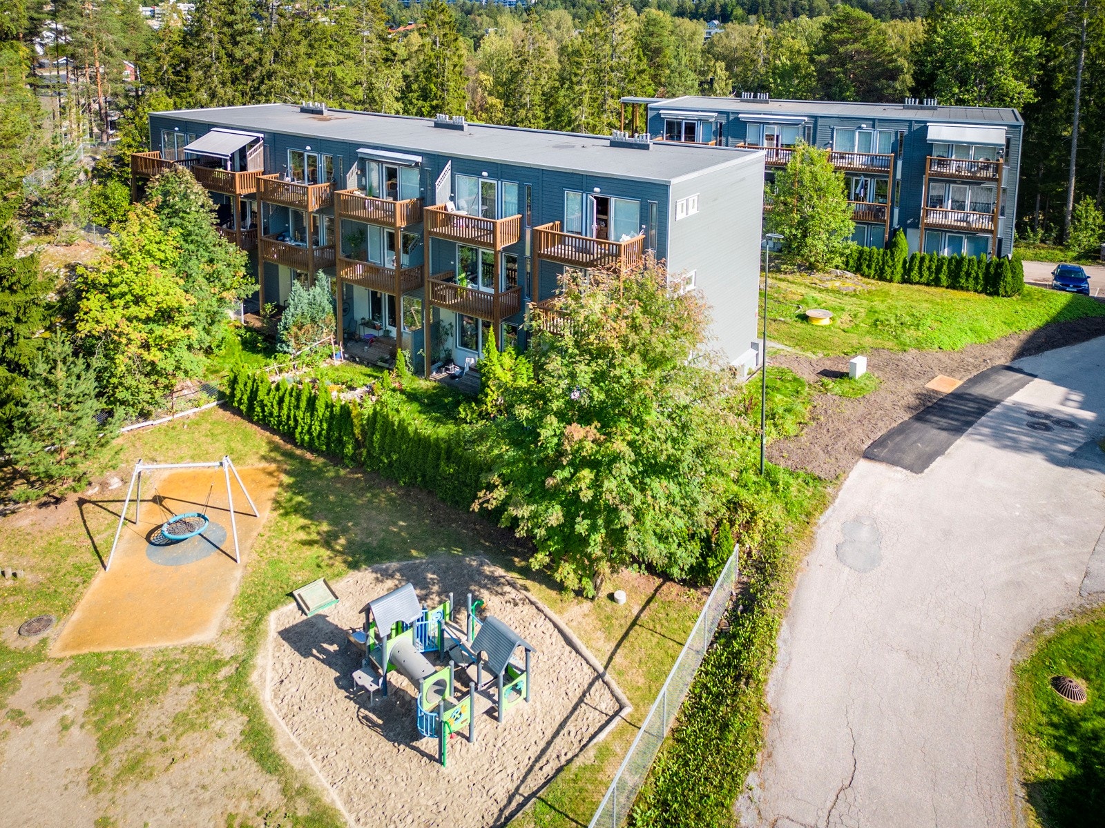 Eiendommen ligger i et meget sentralt og attraktivt boligområde på Kolbotn i Nordre Follo kommune. Beliggenheten tilbaketrukket fra sentrum med kort vei til flotte turområdet rundt Kolbotvannet og Kantoråsen. Galleribilde