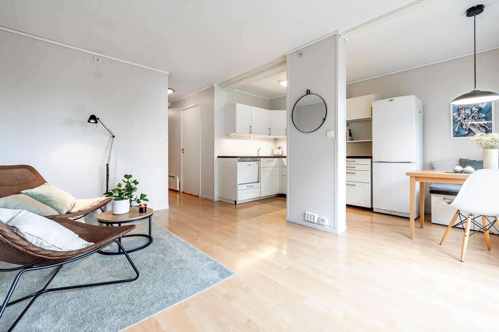 Stuen er lys og luftig med gode vindusflater mot vest og utgang til en deilig balkong. Rommet har laminatgulv, lysmalte vegger og hvit himling. Arealet gir god plass til sofa, tv-løsning og spiseplass. Galleribilde