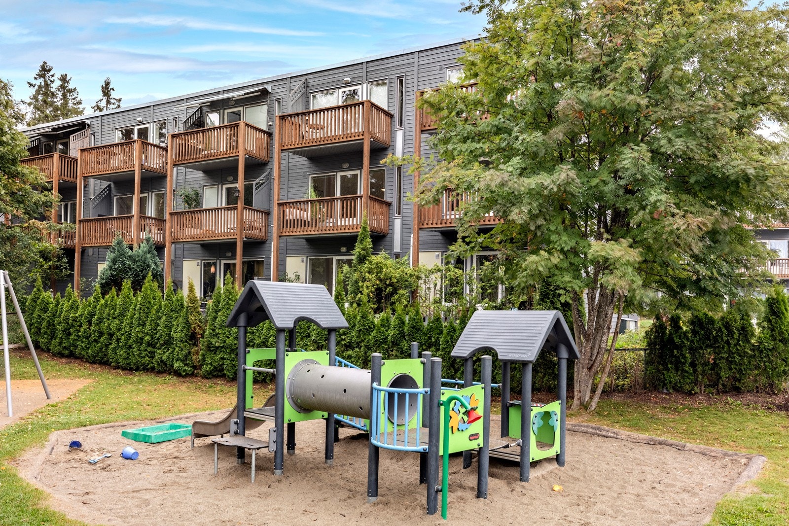 Eiendommen ligger i et meget sentralt og attraktivt boligområde på Kolbotn i Nordre Follo kommune. Beliggenheten tilbaketrukket fra sentrum med kort vei til flotte turområdet rundt Kolbotvannet og Kantoråsen. Galleribilde