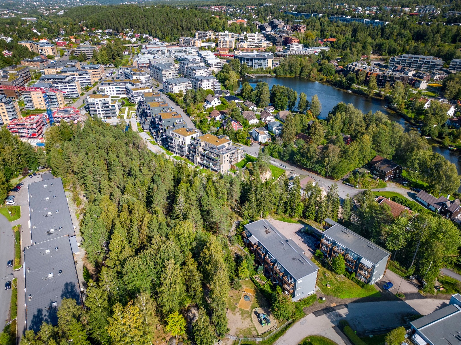 Eiendommen ligger i et meget sentralt og attraktivt boligområde på Kolbotn i Nordre Follo kommune. Beliggenheten tilbaketrukket fra sentrum med kort vei til flotte turområdet rundt Kolbotvannet og Kantoråsen. Galleribilde