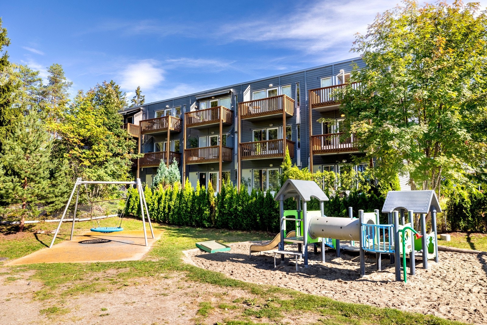 Eiendommen ligger i et meget sentralt og attraktivt boligområde på Kolbotn i Nordre Follo kommune. Beliggenheten tilbaketrukket fra sentrum med kort vei til flotte turområdet rundt Kolbotvannet og Kantoråsen. Galleribilde