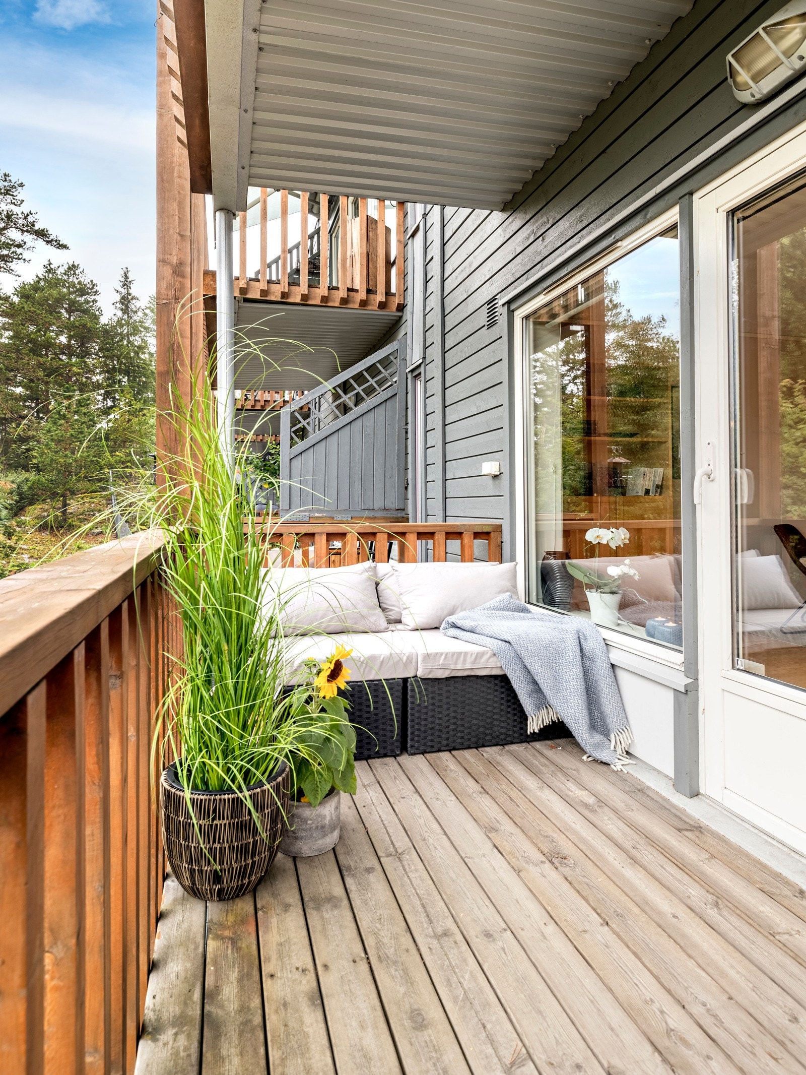 Fra stuen er det utgang til en vestvendt balkong med god plass til utemøbler. Balkongen har dekke av terrassebord, overbygg og rekkverk med trespiler. Galleribilde
