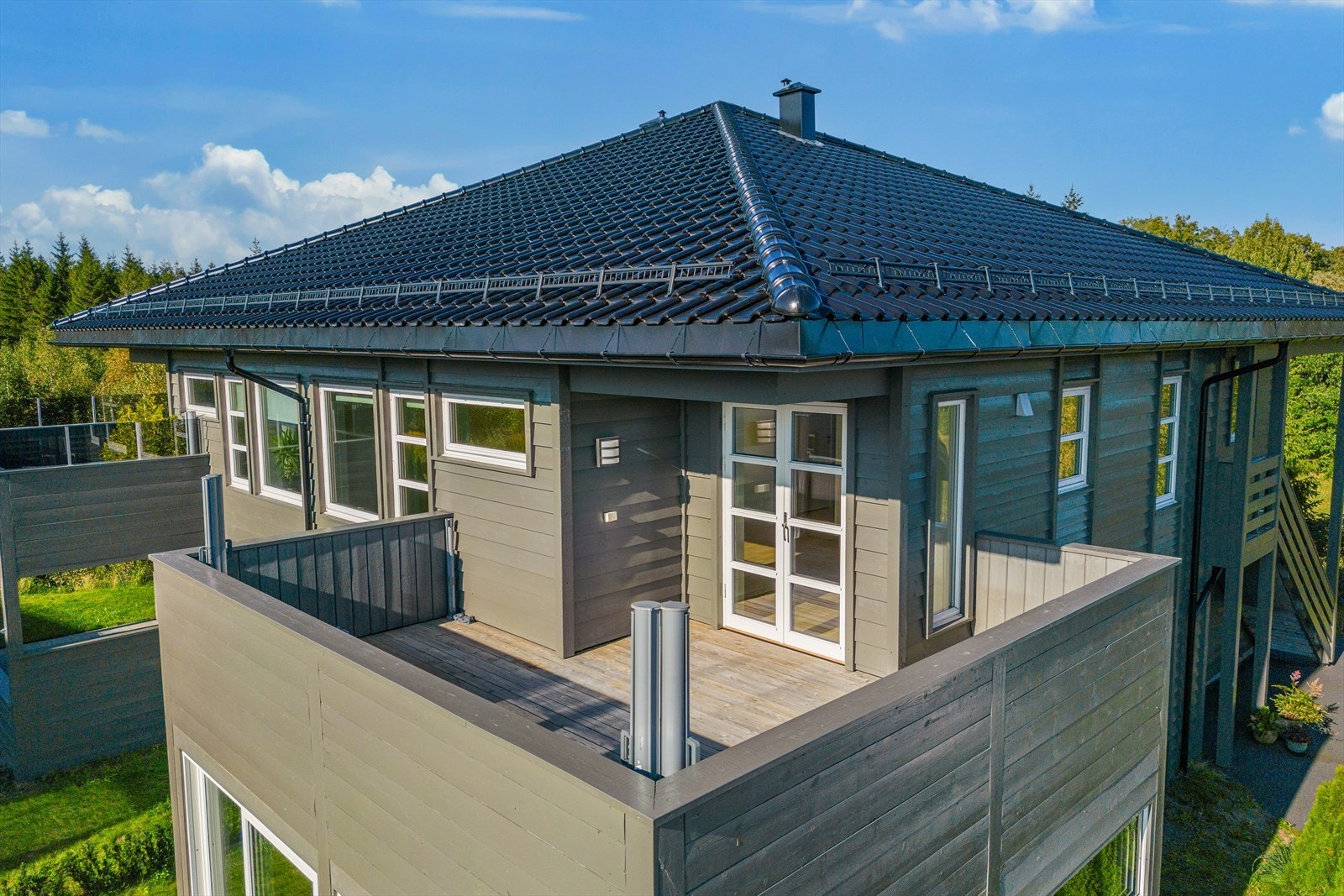 Leiligheten ligger i 2.etasje og har gode solforhold Galleribilde