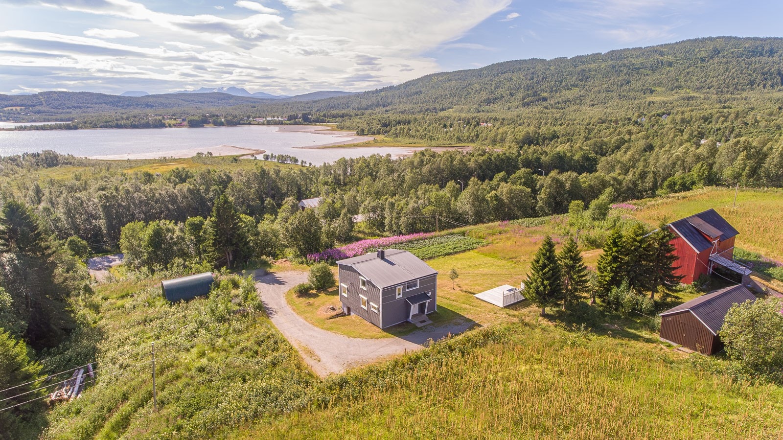 Fin beliggenhet innerst i Skognesbotn. Galleribilde