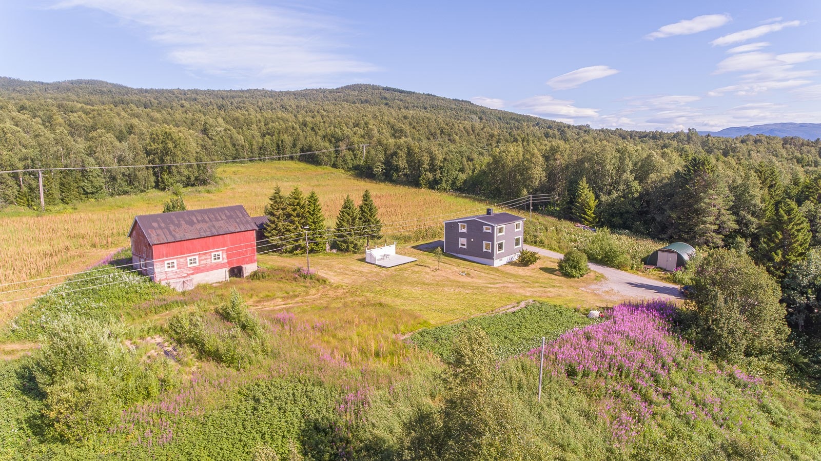 Landbrukseiendom bebygd med enebolig, driftsbygning, redskapshus, uthus, naust og garasje. Galleribilde