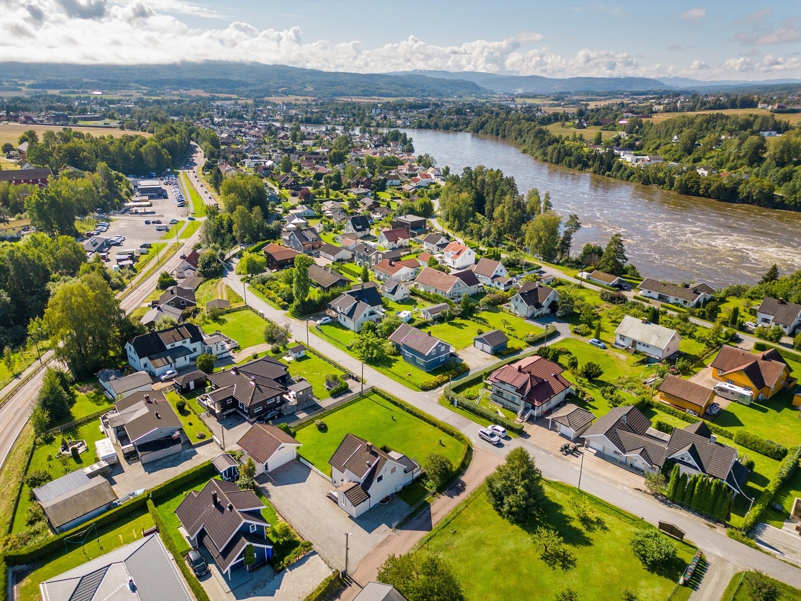 Videre er det kort vei til Hokksund sentrum med alle servicetilbud. Galleribilde