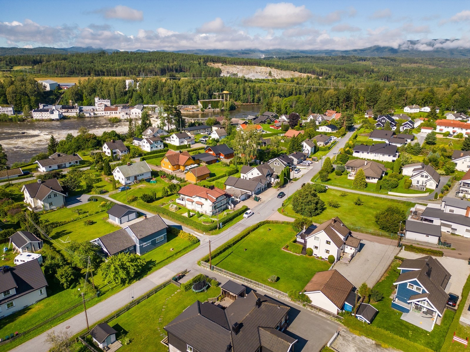 Fantastiske turmuligheter langs elvestien ved Drammenselva, som også er en av Norges beste lakseelver. Ca. 10 min kjøring til Fiskumvannet/Eikern som kan tilby gode bademuligheter. Galleribilde