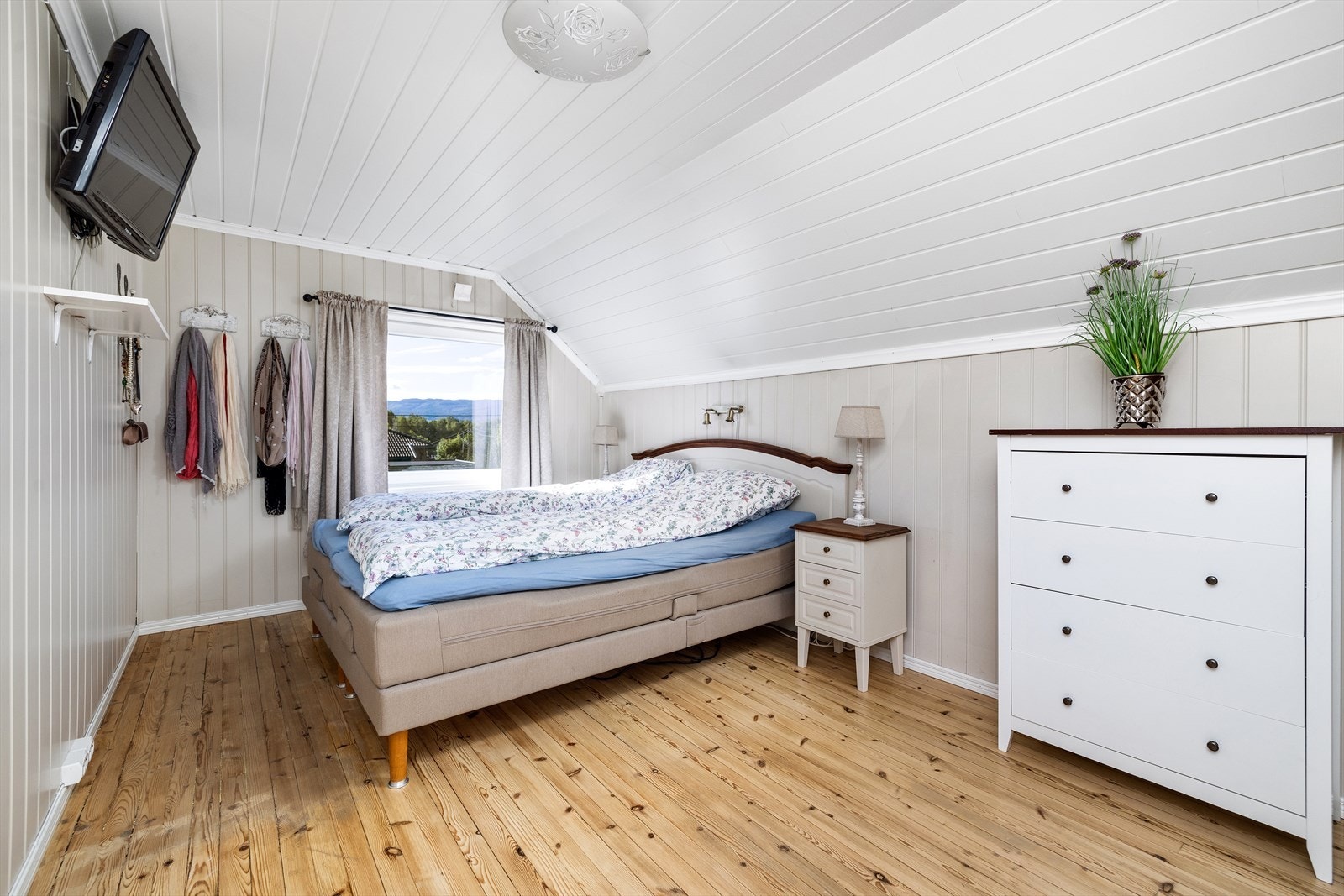 Stort soverom nr 2 i 2 etasje. Galleribilde
