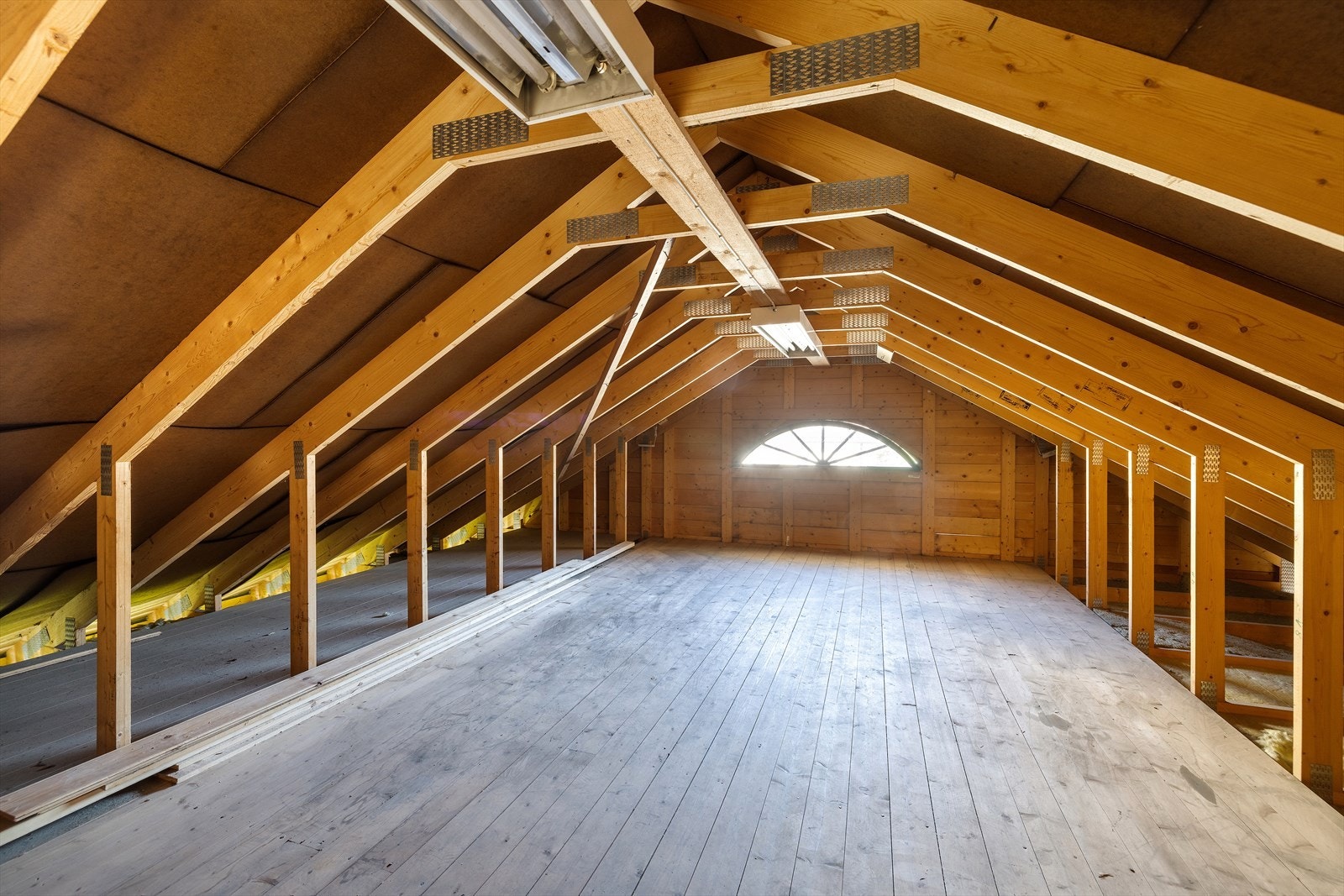 Stort loft som gir godt med lagringsplass. Galleribilde