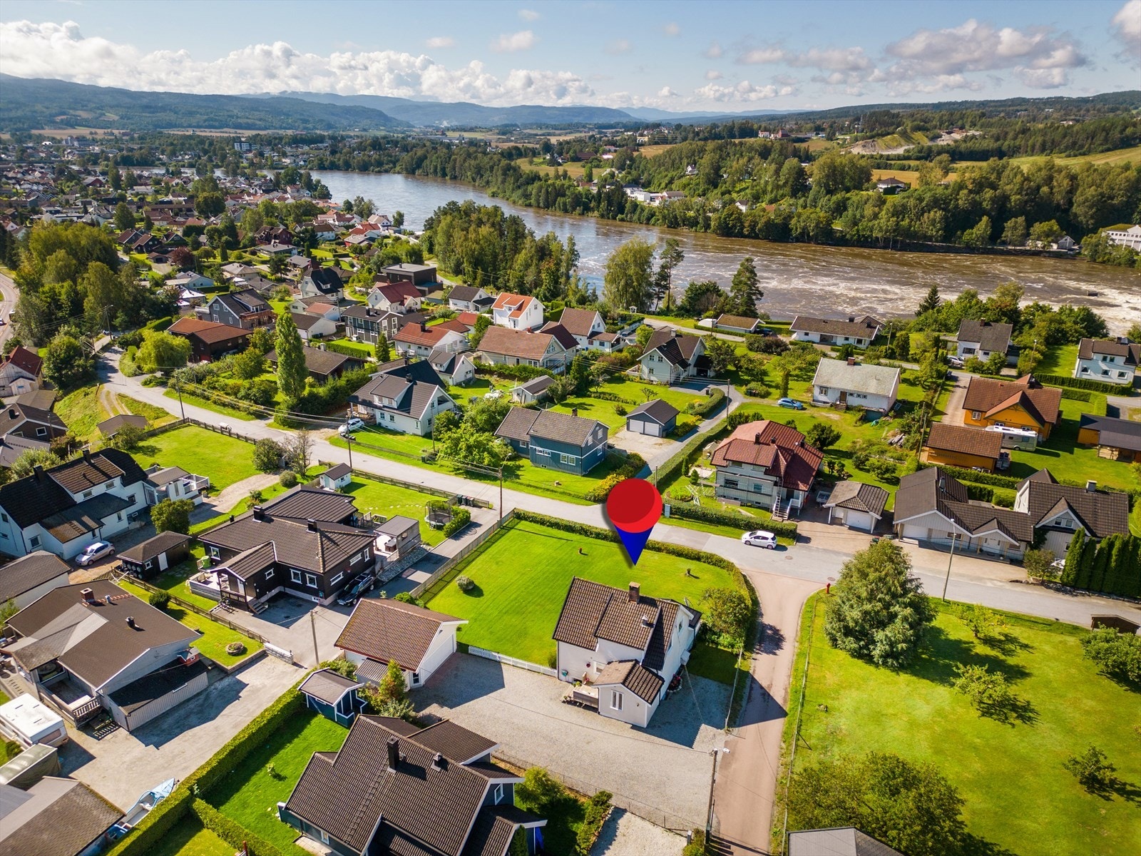 Kort vei til barneskoler, idrettsanlegg, barnehager, ungdomsskole og Hokksund videregående skole. Galleribilde