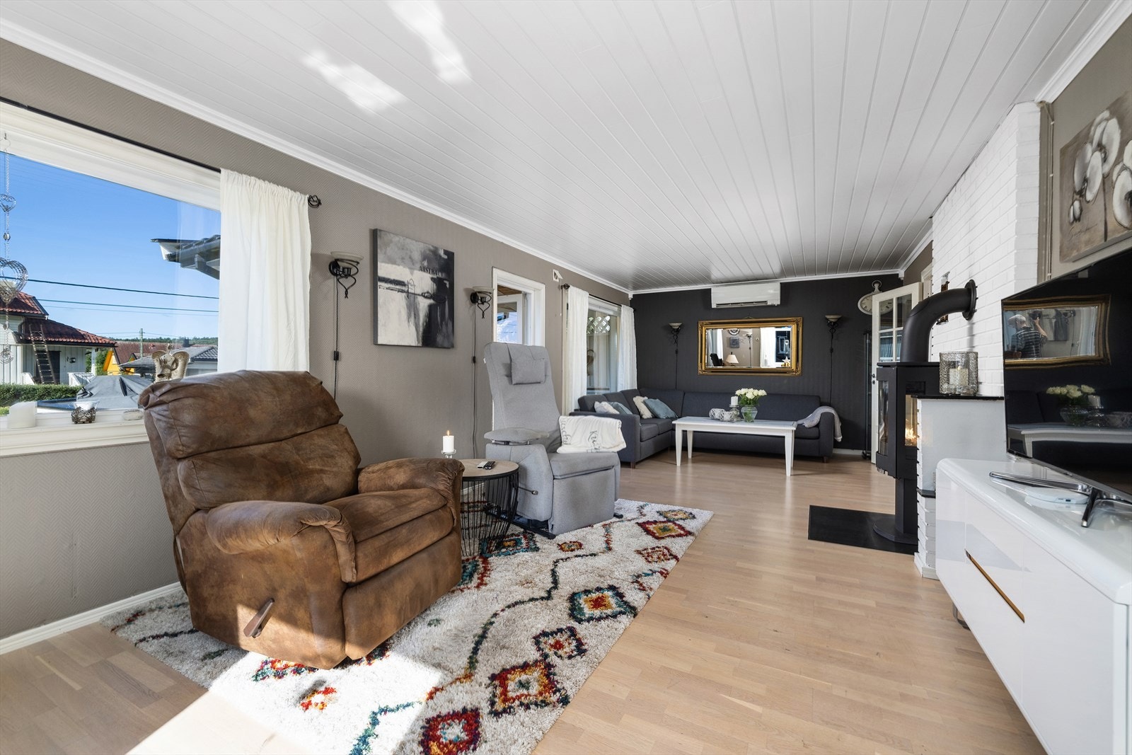 Stor stue med plass til både sofakrok og tv underholdning. Galleribilde