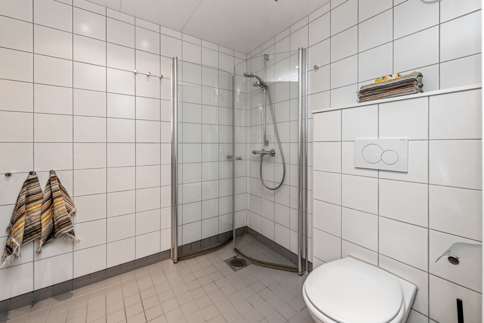 Dusj med svingbare dusjdører. Galleribilde